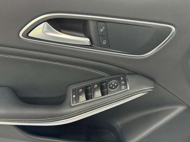 MERCEDES-BENZ GLA 180 mit Offroad Fahrwerk, 2 Jahre Mercedes Garantie Ansicht 9 für Fahrzeugdetailseite