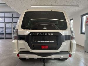 Mitsubishi Pajero 3.2 DI-D Top 4WD Stand Hzg. AHK Navi Kamera