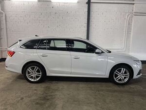 Skoda Octavia Combi 2.0 TDI Style 1HAND*AHK*CARPLAY