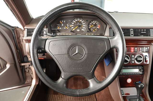 Mercedes-Benz 300 CE 24V Cabrio MB + 1.Hand Scheckheft MB MEGA AUSSTATTUNG