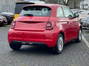 Fiat 500e Red / Navi / Klimaaut. / Apple Carplay