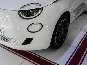 Fiat 500e La Prima Navi Leder LED Apple CarPlay Klimaaut