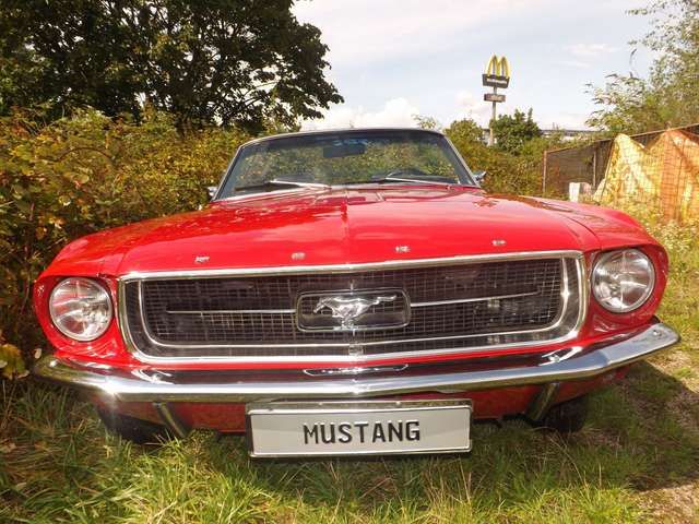 Ford Mustang -Top Zustand und sogar mit Schaltgetriebe