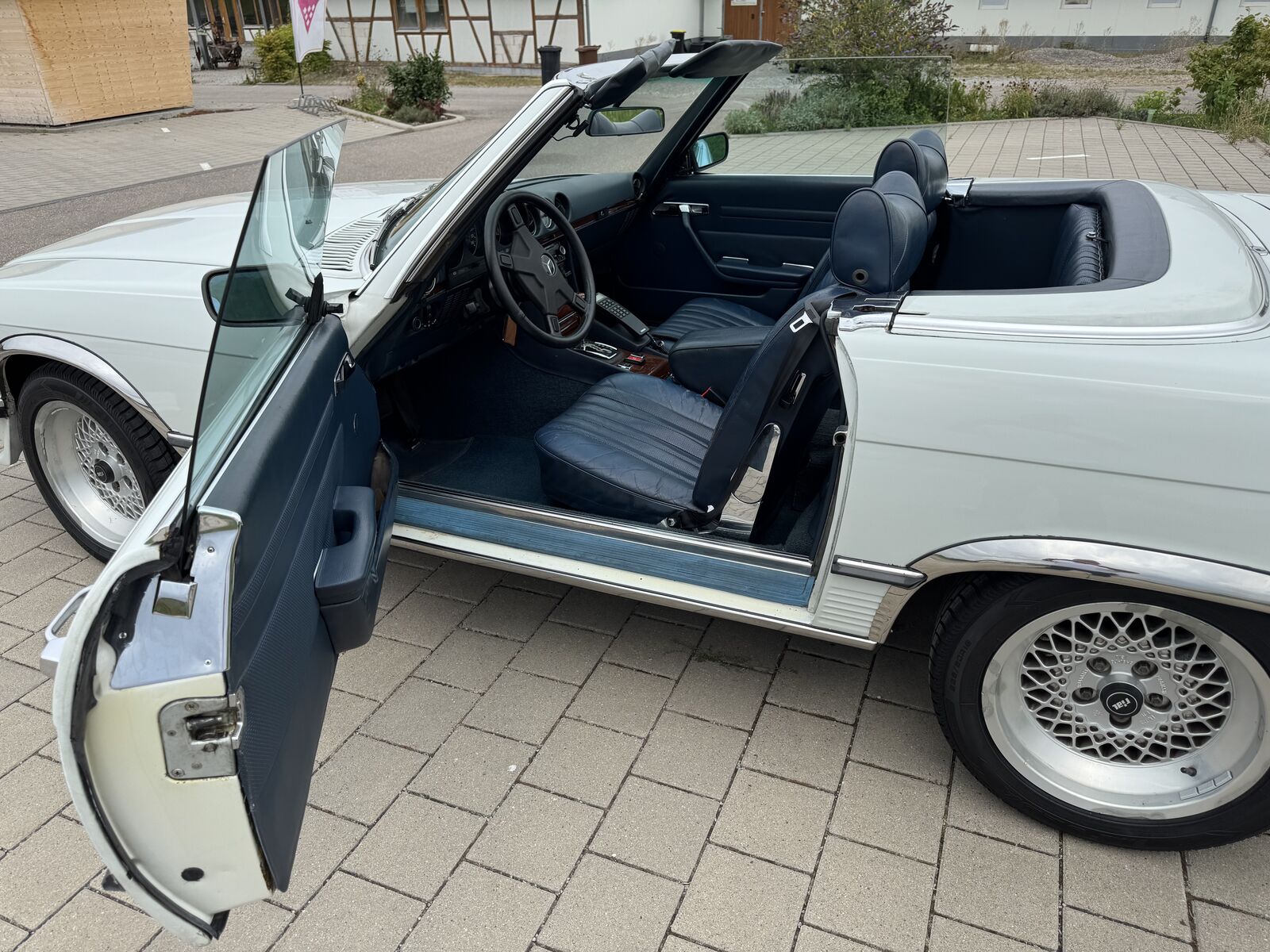 Mercedes-Benz SL 350 R107