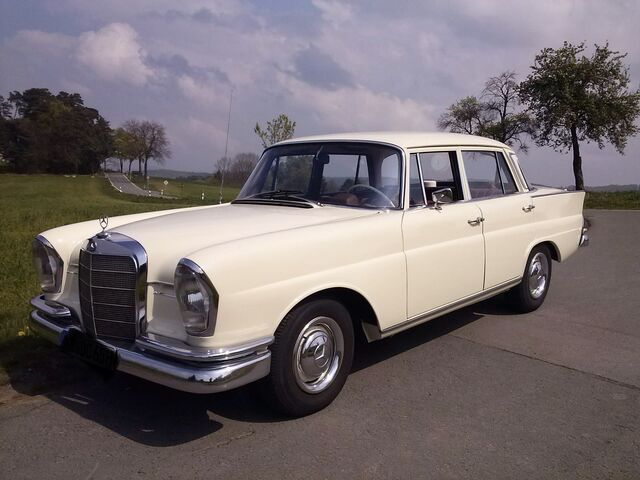 Mercedes-Benz 220 W111
