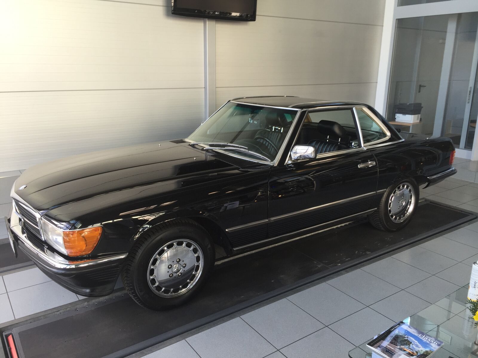 Mercedes-Benz SL 560 R 107