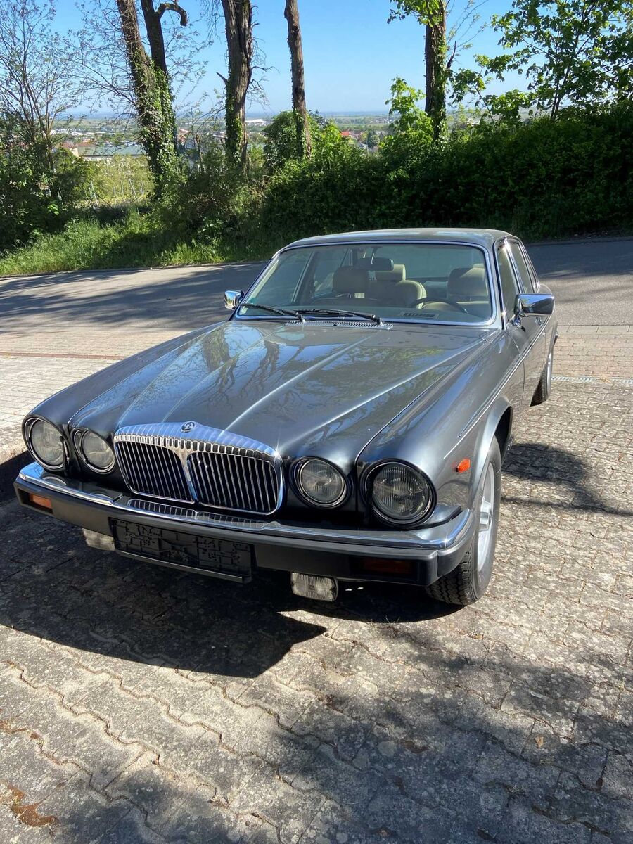 Jaguar Daimler Double Six XJ12 Series 3