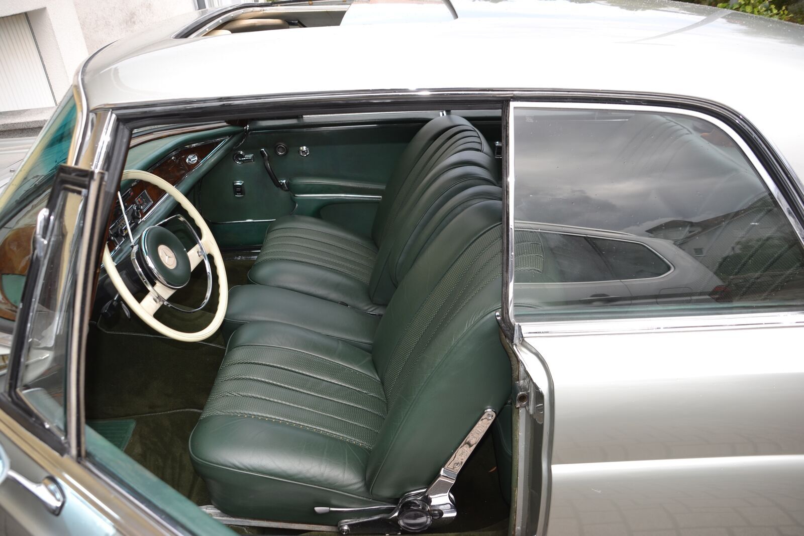 Mercedes-Benz 250 SE  (W111)