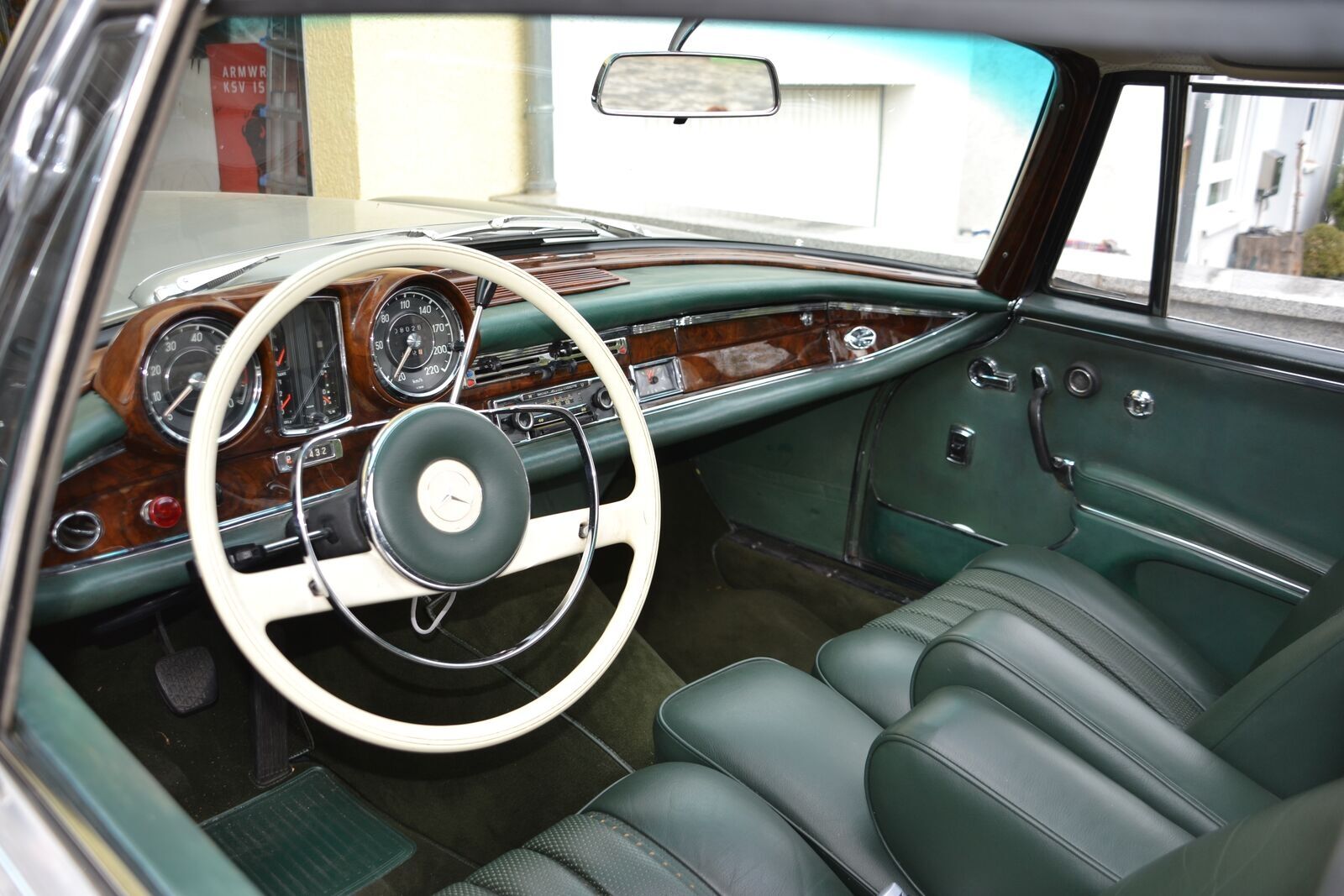 Mercedes-Benz 250 SE  (W111)