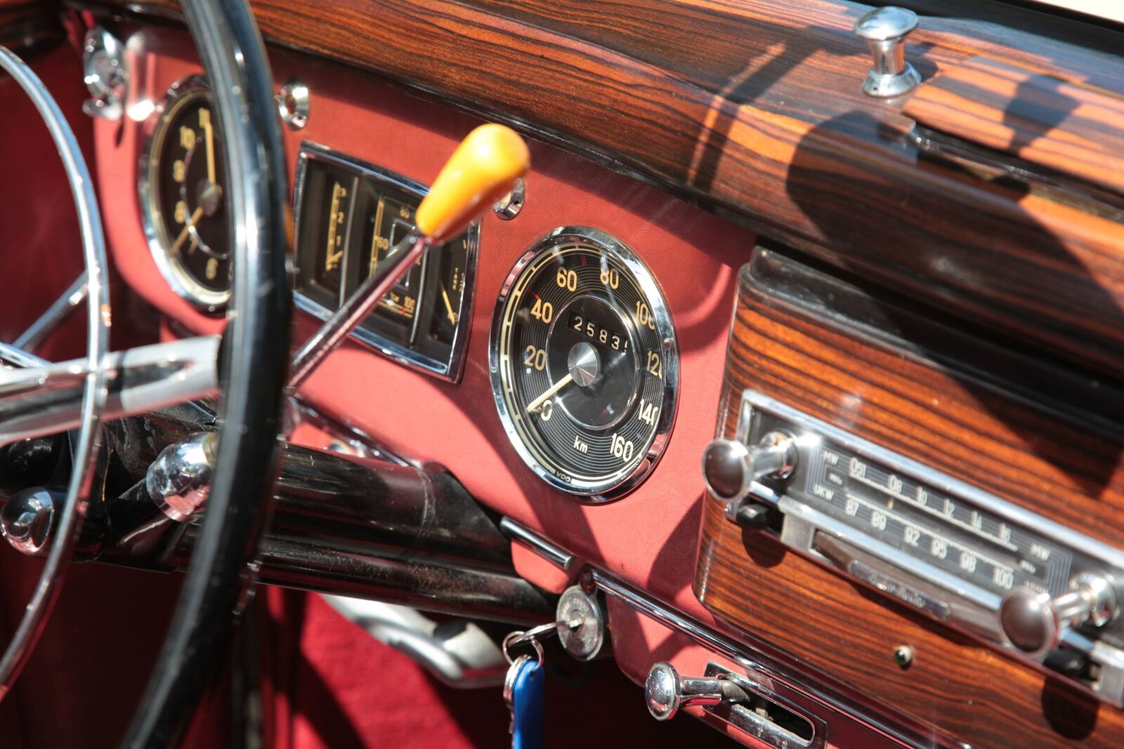 Mercedes-Benz 220 W 187