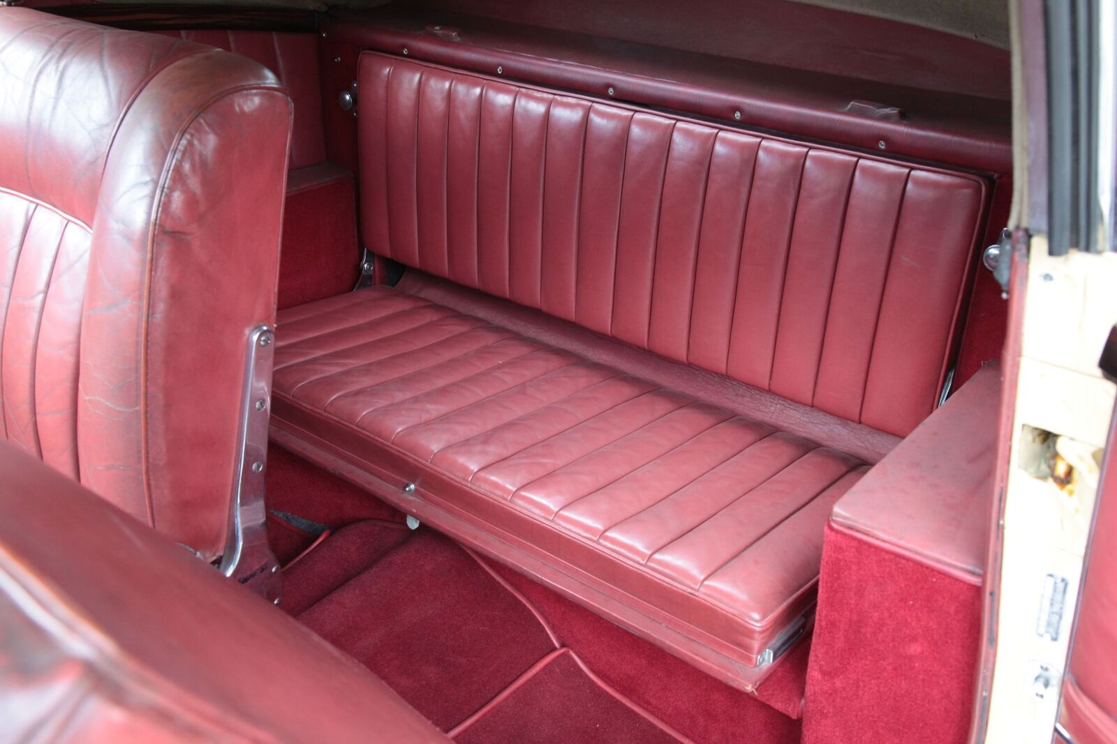 Mercedes-Benz 220 W 187