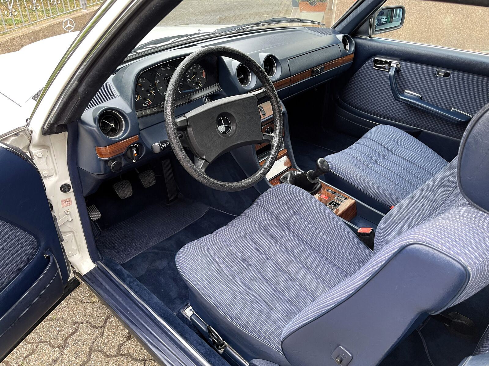Mercedes-Benz 230 W 123