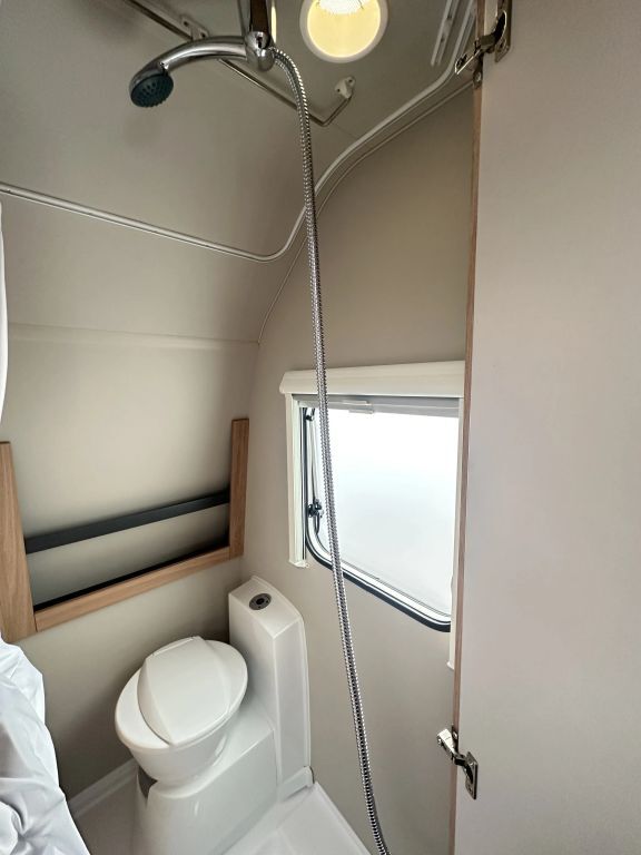 KNAUS 450 FU Duschausbau Ansicht 15 für Fahrzeugdetailseite