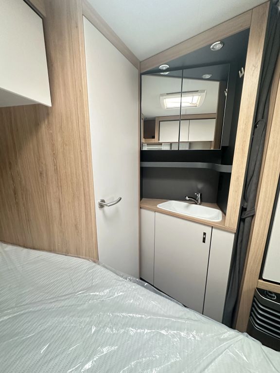 KNAUS 450 FU Duschausbau Ansicht 16 für Fahrzeugdetailseite