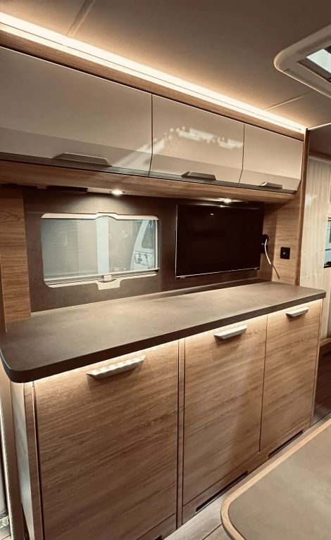 KNAUS 650 PXB Black Selection TV-Möbel inkl. 32" TV Ansicht 10 für Fahrzeugdetailseite