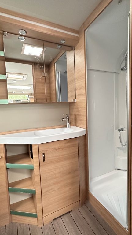 KNAUS 650 PXB Black Selection TV-Möbel inkl. 32" TV Ansicht 20 für Fahrzeugdetailseite