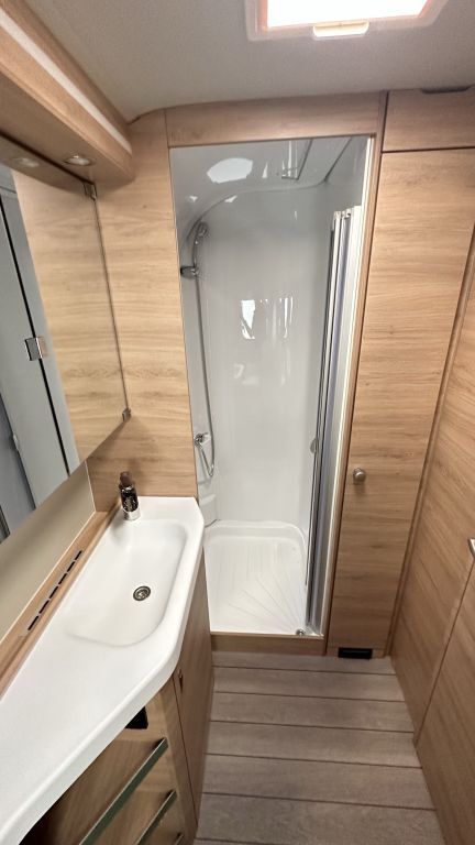 KNAUS 650 PXB Black Selection TV-Möbel inkl. 32" TV Ansicht 21 für Fahrzeugdetailseite