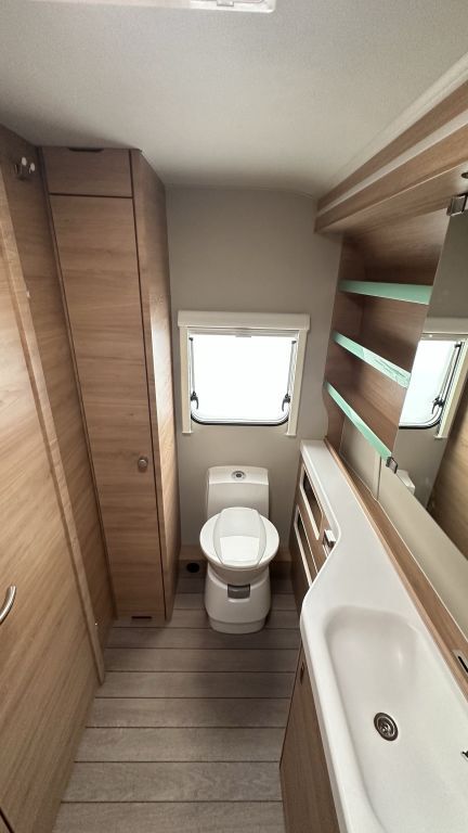 KNAUS 650 PXB Black Selection TV-Möbel inkl. 32" TV Ansicht 22 für Fahrzeugdetailseite