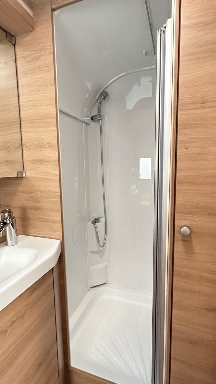 KNAUS 650 PXB Black Selection TV-Möbel inkl. 32" TV Ansicht 23 für Fahrzeugdetailseite