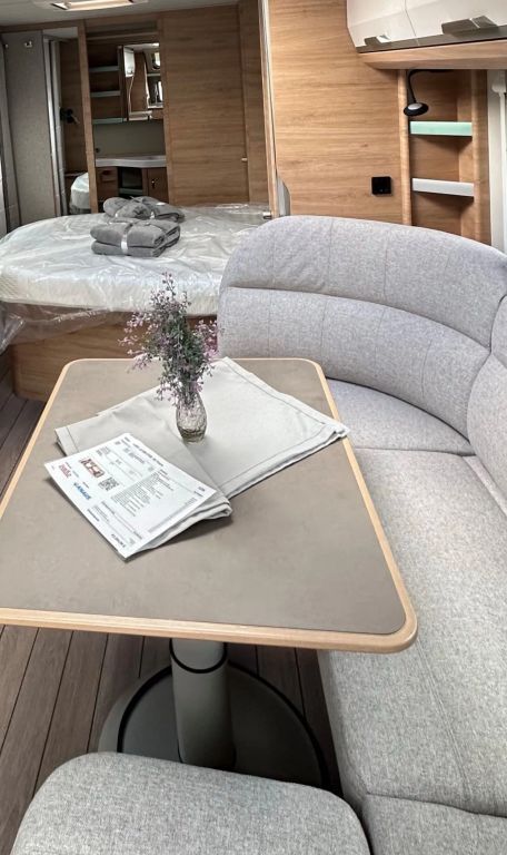 KNAUS 650 PXB Black Selection TV-Möbel inkl. 32" TV Ansicht 6 für Fahrzeugdetailseite