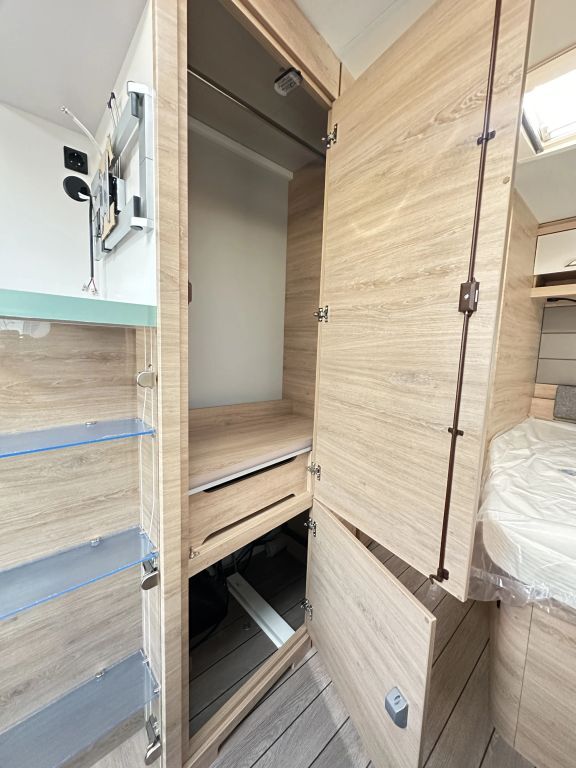 KNAUS 500 UF Black Selection Duschausbau Ansicht 19 für Fahrzeugdetailseite