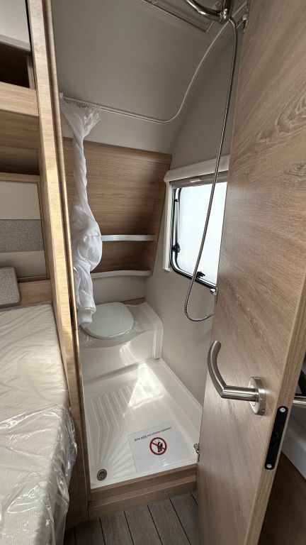 KNAUS 450 FU Black Selection Duschausbau Ansicht 18 für Fahrzeugdetailseite
