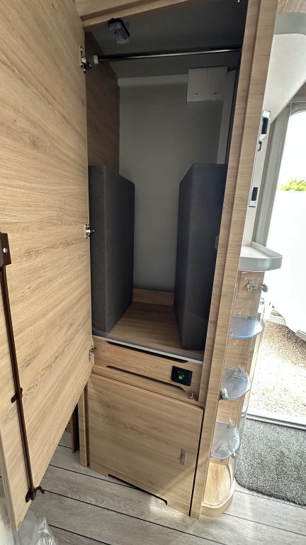 KNAUS 450 FU Black Selection Duschausbau Ansicht 19 für Fahrzeugdetailseite