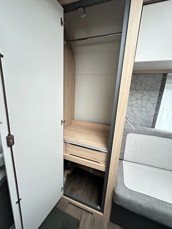 KNAUS 420 QD Duschausbau Ansicht 13 für Fahrzeugdetailseite