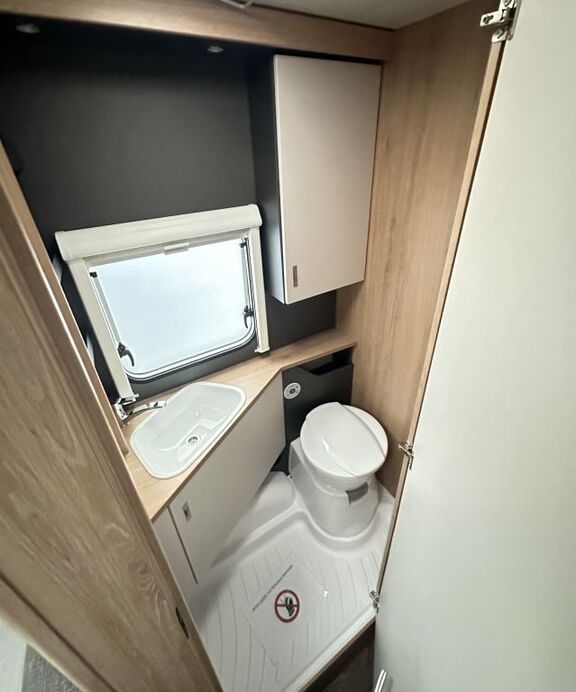 KNAUS 420 QD Duschausbau Ansicht 18 für Fahrzeugdetailseite