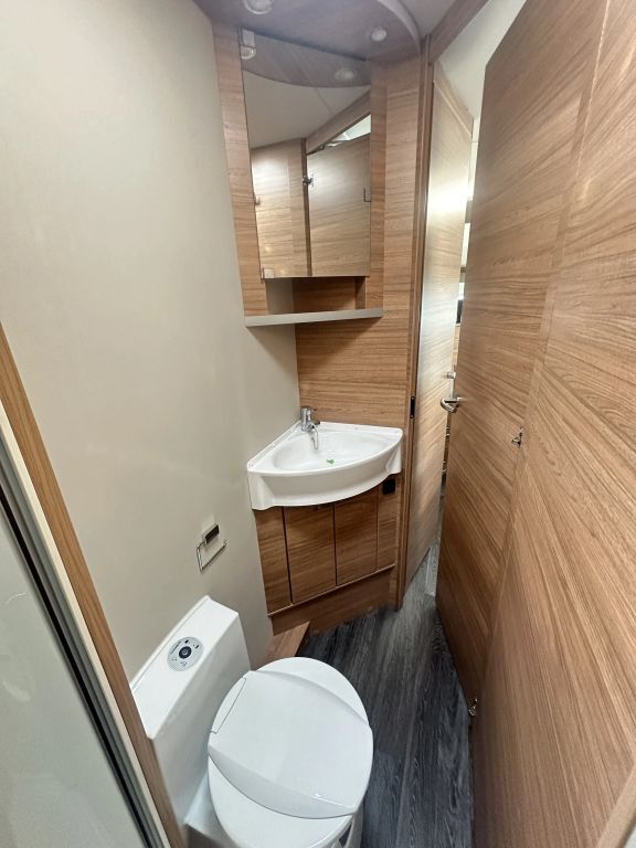 WEINSBERG 650 MF Automatikgetriebe , Hubbett Ansicht 21 für Fahrzeugdetailseite