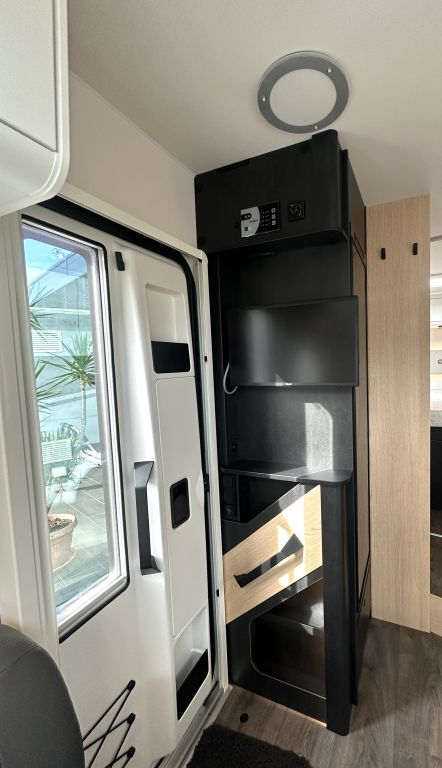 SUNLIGHT 7433Q UNLD Automatik , Rahmenfenster Ansicht 18 für Fahrzeugdetailseite