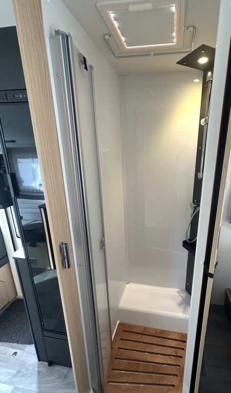 SUNLIGHT 7433Q UNLD Automatik , Rahmenfenster Ansicht 24 für Fahrzeugdetailseite