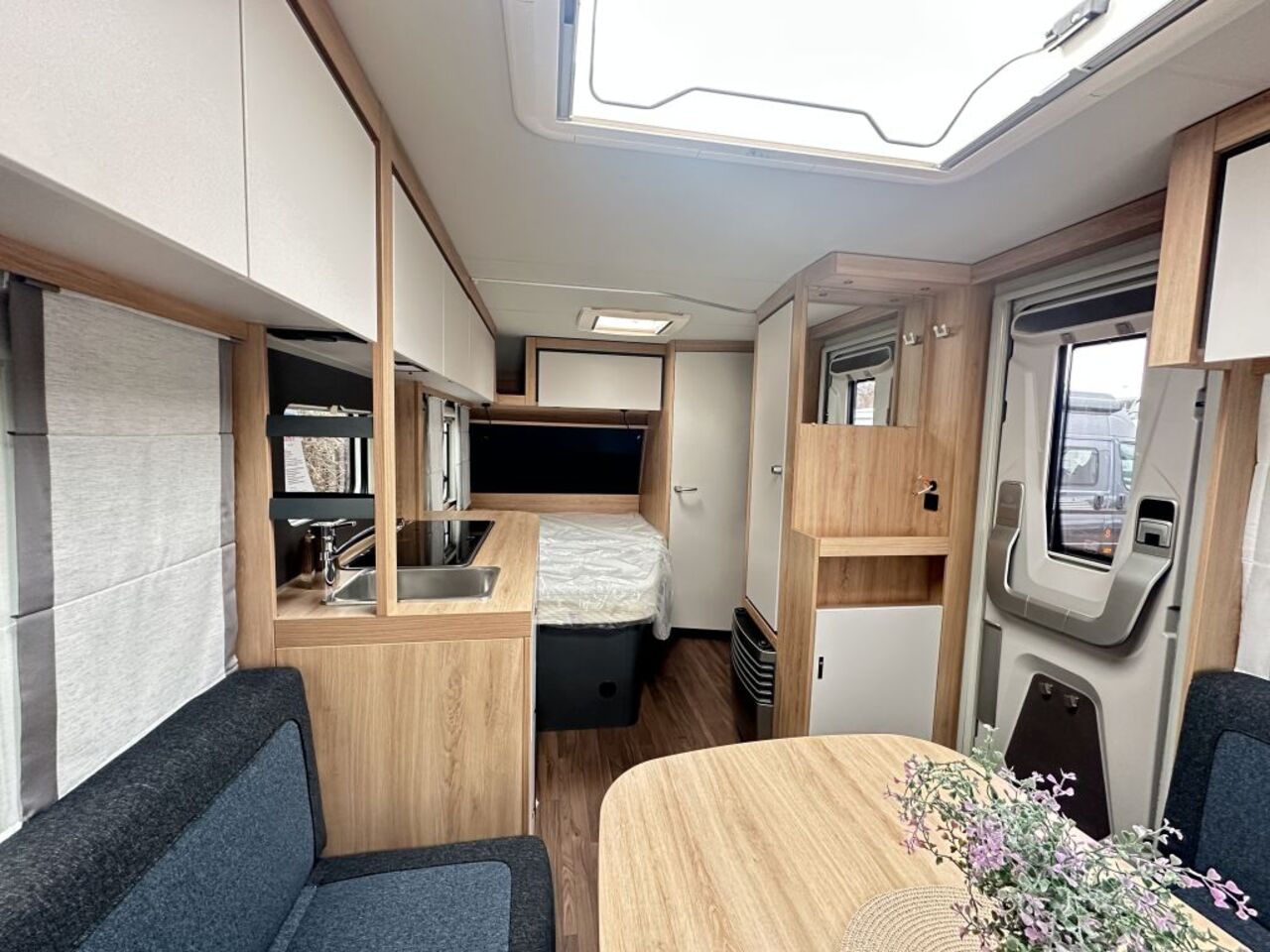 KNAUS 450 FU Duschausbau Ansicht 6 für Fahrzeugdetailseite
