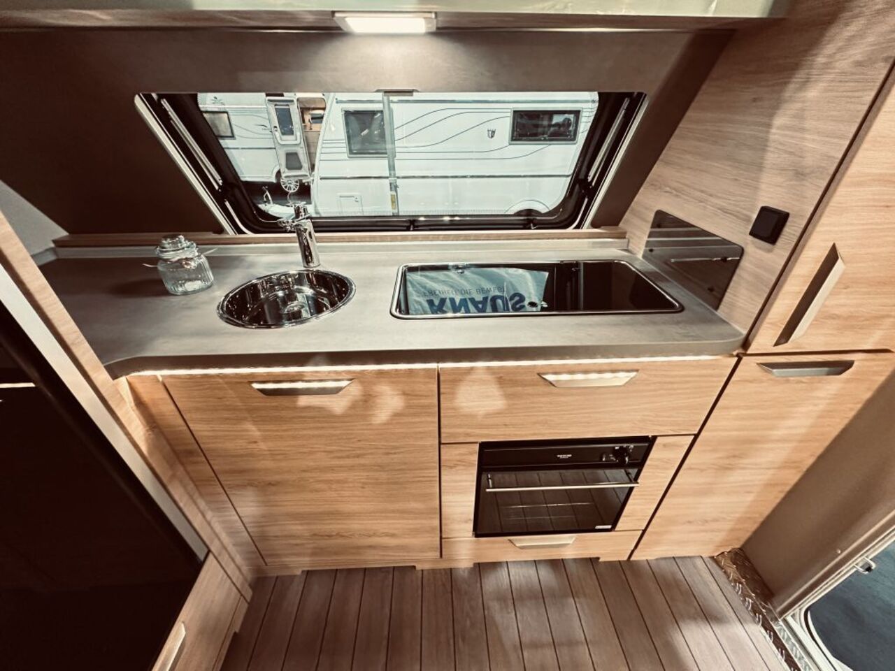 KNAUS 650 PXB Black Selection TV-Möbel inkl. 32" TV Ansicht 13 für Fahrzeugdetailseite