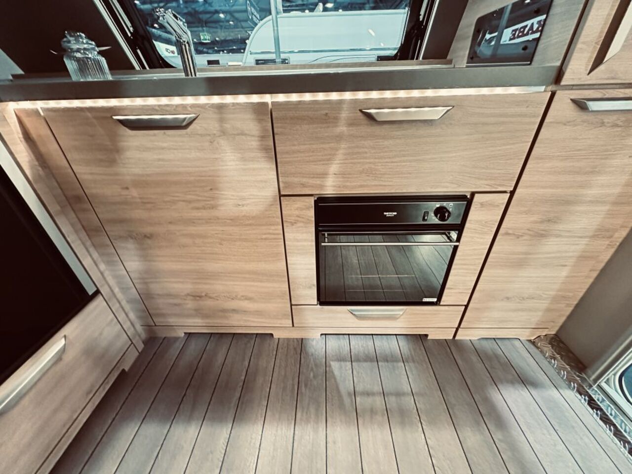 KNAUS 650 PXB Black Selection TV-Möbel inkl. 32" TV Ansicht 17 für Fahrzeugdetailseite