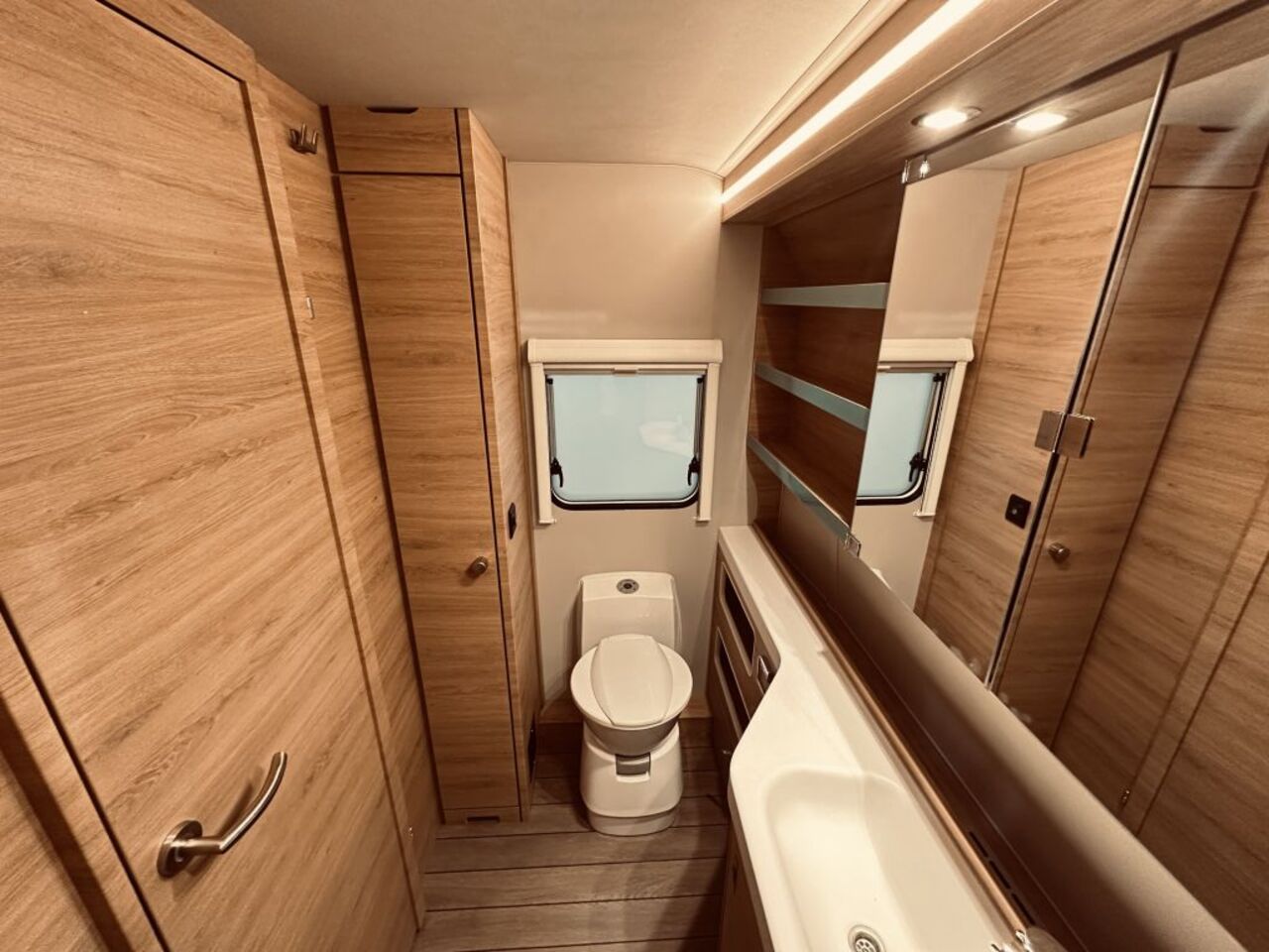 KNAUS 650 PXB Black Selection TV-Möbel inkl. 32" TV Ansicht 19 für Fahrzeugdetailseite