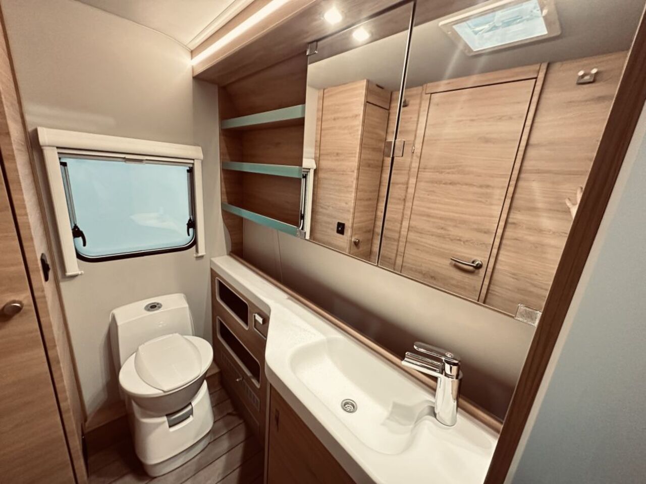 KNAUS 650 PXB Black Selection TV-Möbel inkl. 32" TV Ansicht 24 für Fahrzeugdetailseite