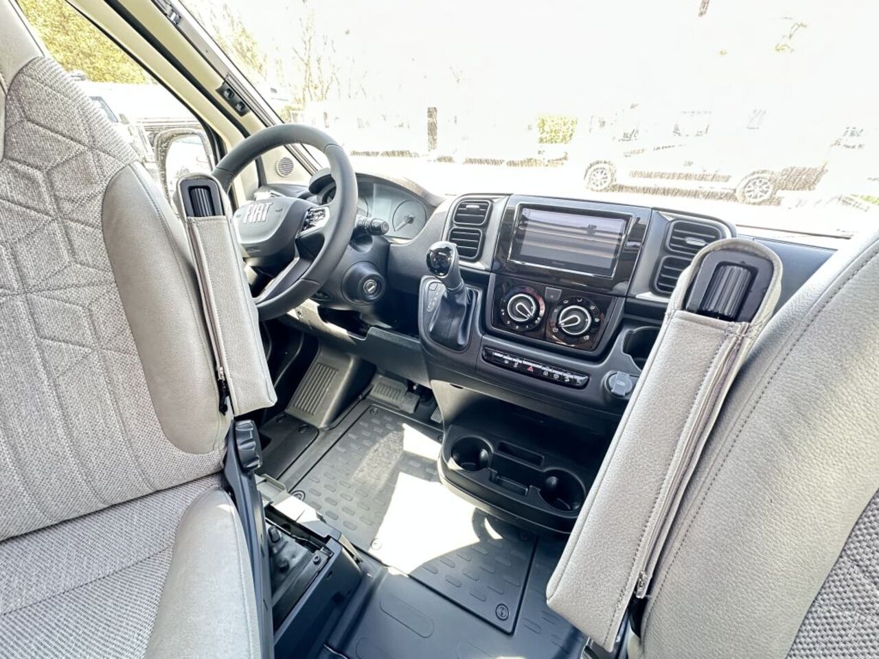 KNAUS 650 MEG Black Selection BLACK SELECTION  ; Live Wave Ansicht 18 für Fahrzeugdetailseite