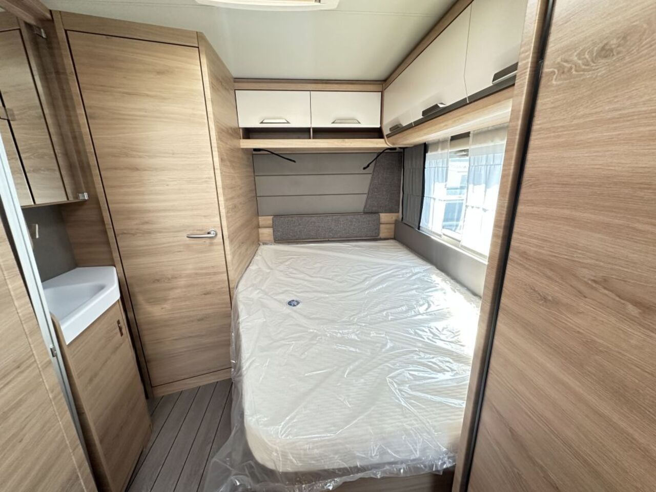 KNAUS 500 UF Black Selection Duschausbau Ansicht 12 für Fahrzeugdetailseite