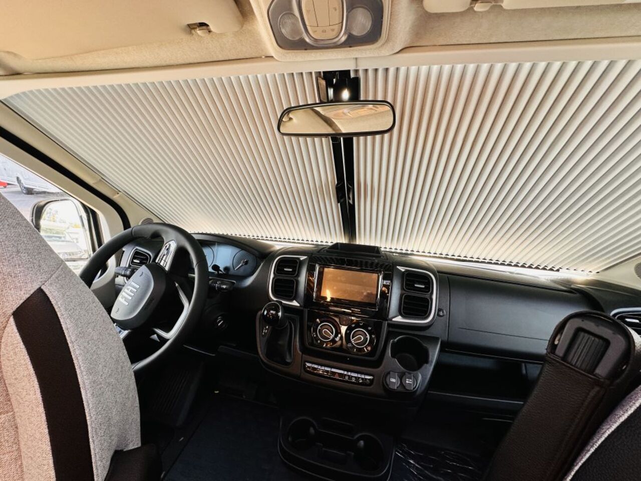 KNAUS 700 MEG IC- Line Mietfahrzeug Verfügbar 11.2026 Ansicht 19 für Fahrzeugdetailseite