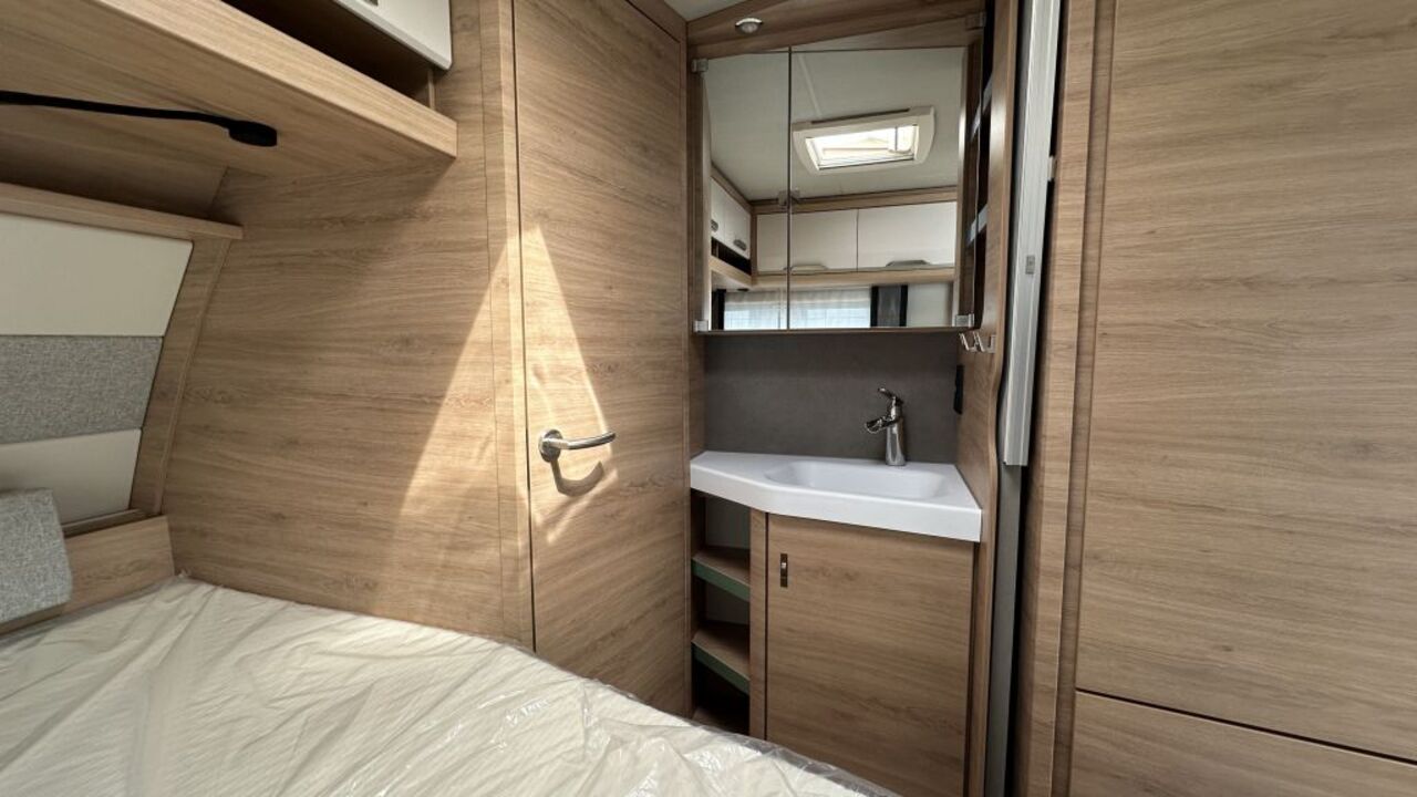 KNAUS 450 FU Black Selection Duschausbau Ansicht 17 für Fahrzeugdetailseite