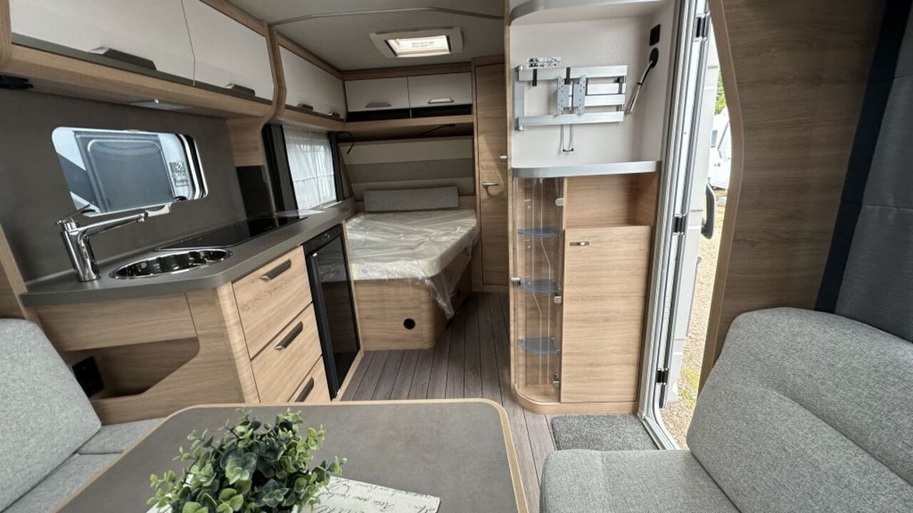 KNAUS 450 FU Black Selection Duschausbau Ansicht 6 für Fahrzeugdetailseite