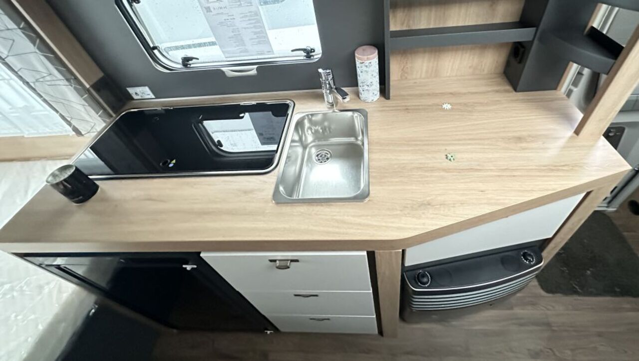 KNAUS 420 QD Duschausbau Ansicht 14 für Fahrzeugdetailseite