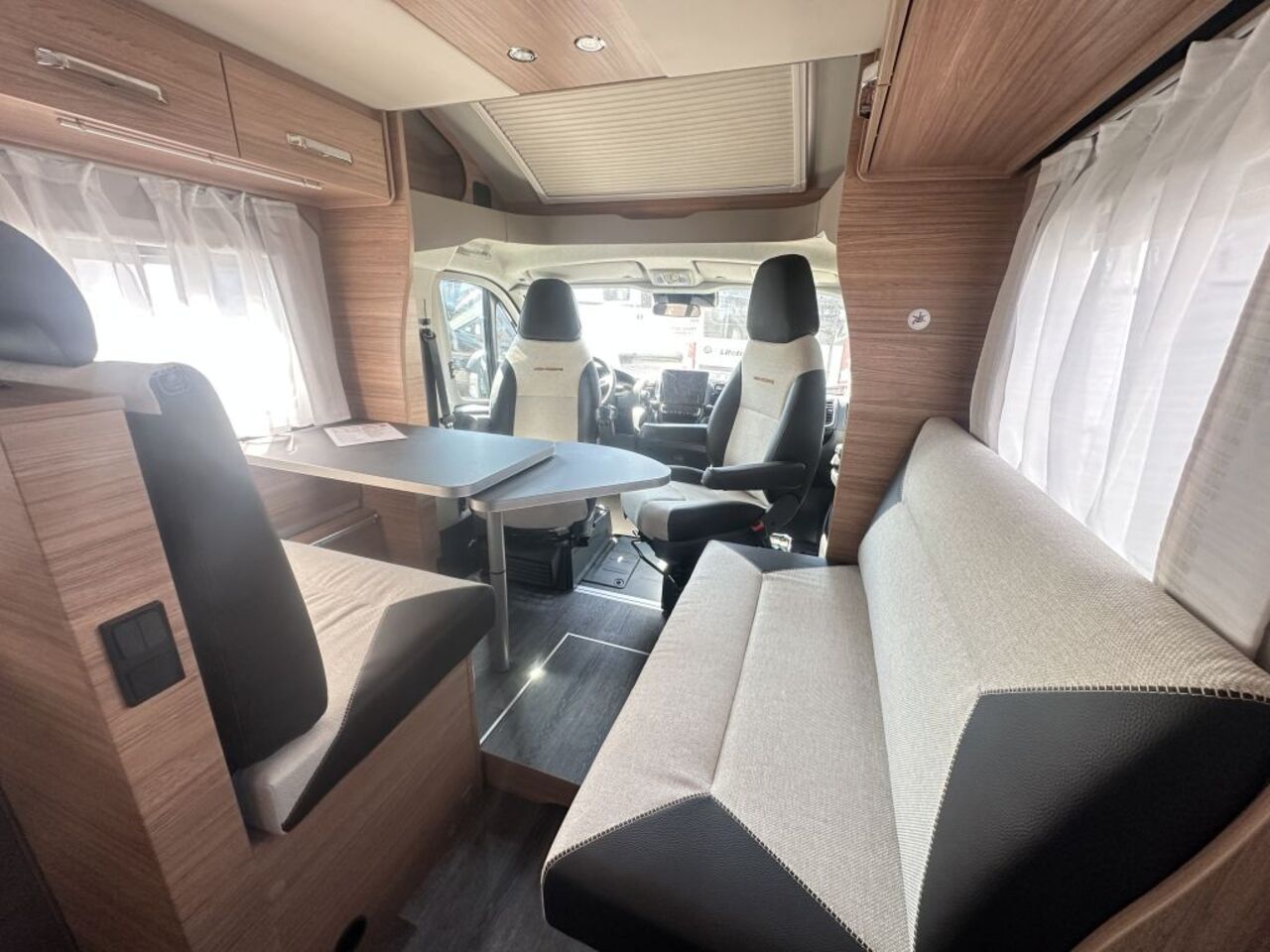 WEINSBERG 650 MF Automatikgetriebe , Hubbett Ansicht 11 für Fahrzeugdetailseite