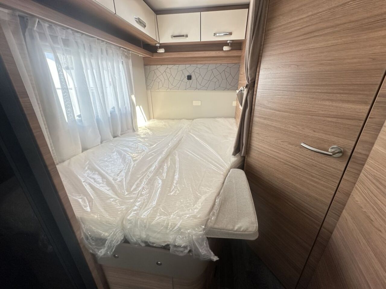 WEINSBERG 650 MF Automatikgetriebe , Hubbett Ansicht 15 für Fahrzeugdetailseite