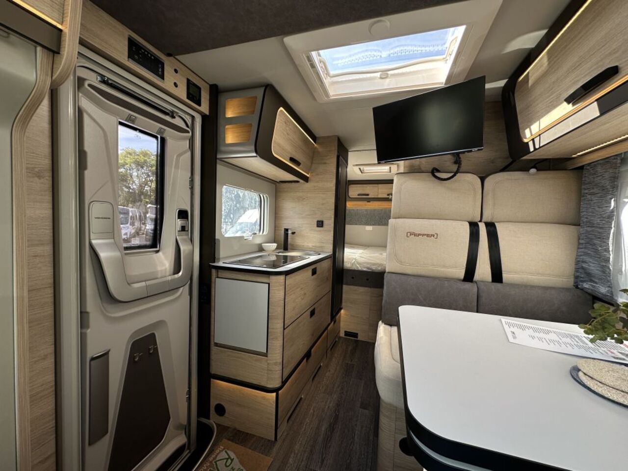 WEINSBERG 600 MF Automatikgetriebe, 180 PS Ansicht 7 für Fahrzeugdetailseite