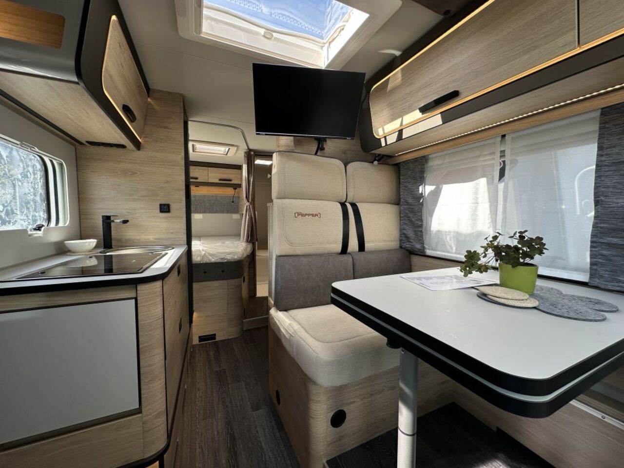 WEINSBERG 600 MF Automatikgetriebe, 180 PS Ansicht 8 für Fahrzeugdetailseite
