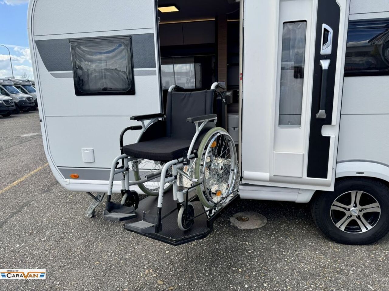 HOBBY 585 UL Barrierefrei Hublift Neuheit Ansicht 1 für Fahrzeugdetailseite