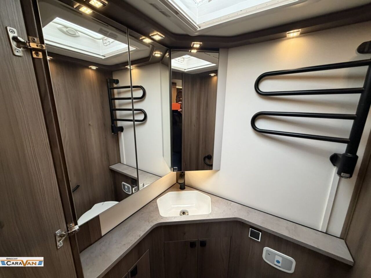 KABE TRAQ i830 LGB umbestellbar 4x4 LQB/Imperial Ansicht 1 für Fahrzeugdetailseite