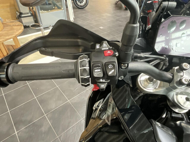 BMW F 900 XR Triple Black 2 Pakete M Endurance Kette R Ansicht 13 für Fahrzeugdetailseite